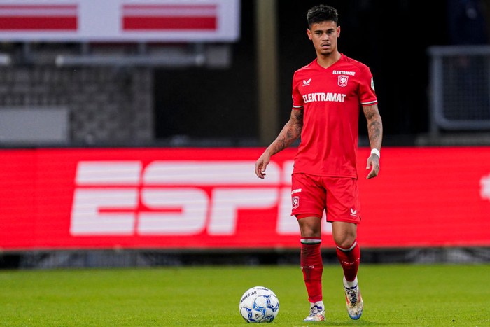 TILBURG, NETHERLANDS - NOVEMBER 2: Mees Hilgers of FC Twente runs with the ball during the Dutch Eredivisie match between Willem II and FC Twente at Koning Willem II Stadion on November 2, 2024 in Tilburg, Netherlands. (Photo by Joris Verwijst/BSR Agency/Getty Images)