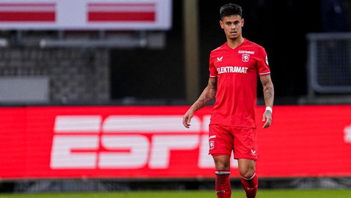 TILBURG, NETHERLANDS - NOVEMBER 2: Mees Hilgers of FC Twente runs with the ball during the Dutch Eredivisie match between Willem II and FC Twente at Koning Willem II Stadion on November 2, 2024 in Tilburg, Netherlands. (Photo by Joris Verwijst/BSR Agency/Getty Images)