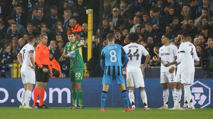 BRUGES, BELGIUM - NOVEMBER 6: Emiliano Martinez of Aston Villa argues with Referee, Tobias Stieler after awarding a penalty kick to Club Brugge after Tyrone Mings of Aston Villa handled the ball during the UEFA Champions League 2024/25 League Phase MD4 match between Club Brugge KV and Aston Villa FC at Jan Breydelstadion on November 6, 2024 in Bruges, Belgium. (Photo by Crystal Pix/MB Media/Getty Images)