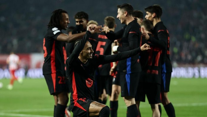 BELGRADE, SERBIA - NOVEMBER 6: Raphinha (L) of Barcelona celebrates after scoring a goal with team mates during the UEFA Champions League 2024/25 League Phase MD4 match between FK Crvena Zvezda and  FC Barcelona at Stadium Rajko Mitic on November 6, 2024 in Belgrade, Serbia. (Photo by Srdjan Stevanovic/Getty Images)