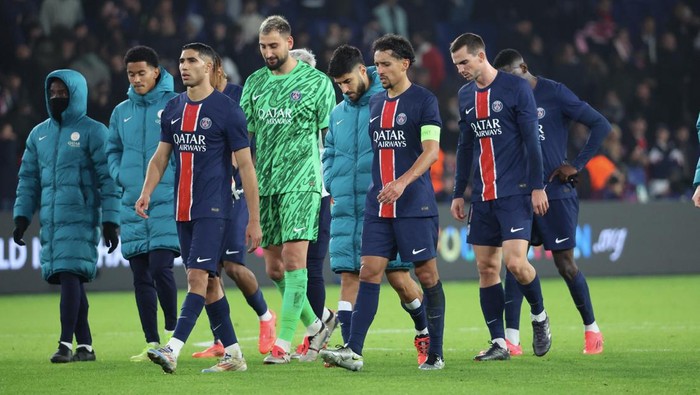 PARIS, FRANCE - NOVEMBER 06: Players of Paris Saint-Germain look down after a 1-2 defeat during the UEFA Champions League 2024/25 League Phase MD4 match between Paris Saint-Germain and Atletico de Madrid at Parc des Princes on November 06, 2024 in Paris, France. (Photo by Xavier Laine/Getty Images)