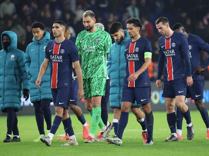 PARIS, FRANCE - NOVEMBER 06: Players of Paris Saint-Germain look down after a 1-2 defeat during the UEFA Champions League 2024/25 League Phase MD4 match between Paris Saint-Germain and Atletico de Madrid at Parc des Princes on November 06, 2024 in Paris, France. (Photo by Xavier Laine/Getty Images)