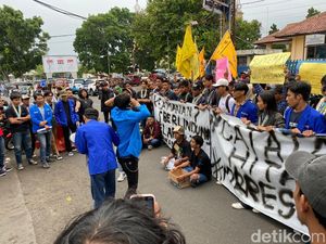Tuntut Kinerja Kepolisian, Mahasiswa Demo di Polres Sukabumi Kota Tuntut Kinerja Kepolisian, Mahasiswa Demo di Polres Sukabumi Kota