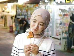 Potret Arafah Rianti Saat Makan Nasi Padang dan Jajan Smores