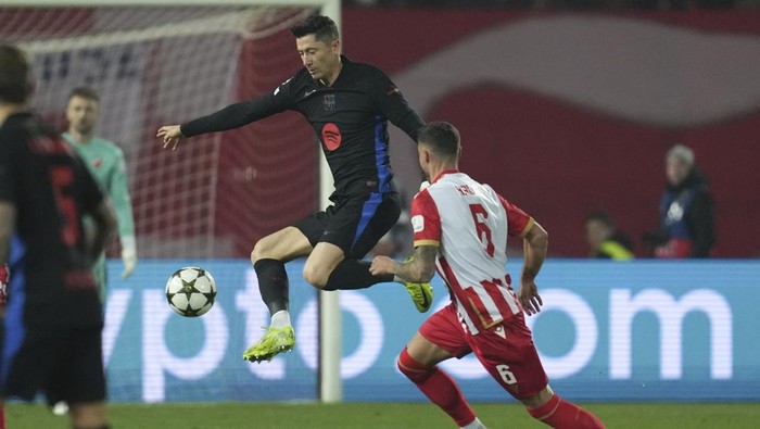 Barcelonas Robert Lewandowski receives the ball in front of Red Stars Rade Krunic during the Champions League opening phase soccer match between Red Star and Barcelona at the Rajko Mitic Stadium in Belgrade, Serbia, Wednesday, Nov. 6, 2024. (AP Photo/Darko Vojinovic)