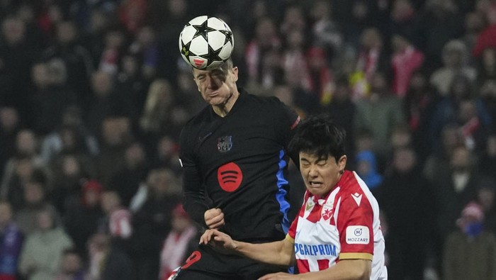 ba9= heads then ball by Red Stars Seol Young-woo during the Champions League opening phase soccer match between Red Star and Barcelona at the Rajko Mitic Stadium in Belgrade, Serbia, Wednesday, Nov. 6, 2024. (AP Photo/Darko Vojinovic)