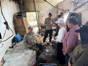 Cawali Kediri Vinanda Kunjungi-Beri Bantuan Lansia Tinggal di Rumah Tak Layak Cawali Kediri Vinanda Kunjungi-Beri Bantuan Lansia Tinggal di Rumah Tak Layak