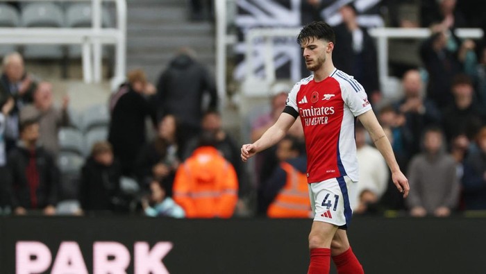 Soccer Football - Premier League - Newcastle United v Arsenal - St James Park, Newcastle, Britain - November 2, 2024 Arsenals Declan Rice looks dejected after the match Action Images via Reuters/Lee Smith EDITORIAL USE ONLY. NO USE WITH UNAUTHORIZED AUDIO, VIDEO, DATA, FIXTURE LISTS, CLUB/LEAGUE LOGOS OR LIVE SERVICES. ONLINE IN-MATCH USE LIMITED TO 120 IMAGES, NO VIDEO EMULATION. NO USE IN BETTING, GAMES OR SINGLE CLUB/LEAGUE/PLAYER PUBLICATIONS. PLEASE CONTACT YOUR ACCOUNT REPRESENTATIVE FOR FURTHER DETAILS..