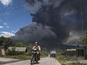 BNPB Soroti Jalan Trans Flores di Zona Merah Erupsi Lewotobi BNPB Soroti Jalan Trans Flores di Zona Merah Erupsi Lewotobi