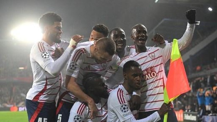 Brests Swiss midfielder #06 Edmilson Fernandes (2ndR) celebrates with his team mates after scoring the opening 0-1 goal during the UEFA Champions League football match Sparta Praha vs Stade Brestois 29 (Brest) in Prague, Czech Republic, on November 6, 2024. (Photo by Michal Cizek / AFP)