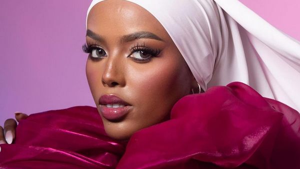 Foto: 10 Gaya Khadija Finalis Berhijab Pertama di Miss Universe