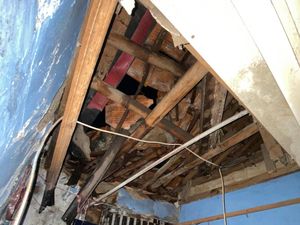 Atap Rumah Warga di Bogor Ambruk Imbas Hujan Deras dan Angin Kencang