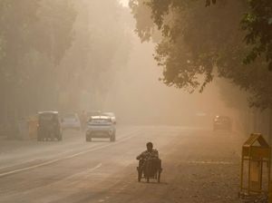 India Dikepung Polusi dan Kabut Asap Berbahaya
