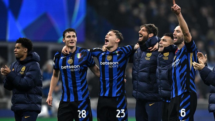 MILAN, ITALY - NOVEMBER 06: Players of Internazionale celebrate at the end of the UEFA Champions League 2024/25 League Phase MD4 match between FC Internazionale Milano and Arsenal FC at Stadio San Siro on November 06, 2024 in Milan, Italy. (Photo by Image Photo Agency/Getty Images)