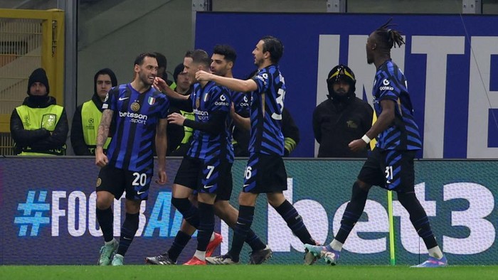 Internazionales Hakan Calhanoglu (left) celebrates with his team mates after scoring his sides first goal during the UEFA Champions League match at the San Siro, Milan. Picture date: Wednesday November 6, 2024. (Photo by Fabrizio Carabelli/PA Images via Getty Images)