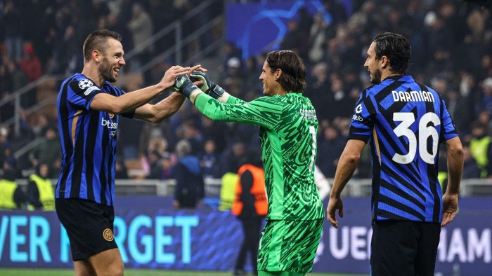 MILAN, ITALY - NOVEMBER 06: Stefan De Vrij (L) of FC Internazionale and goalkeeper Yann Sommer celebrate the win at end of the UEFA Champions League 2024/25 League Phase MD4 match between FC Internazionale Milano and Arsenal FC at Stadio San Siro on November 06, 2024 in Milan, Italy. (Photo by Giuseppe Cottini/Getty Images)