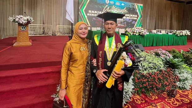 Juliana Moechtar dampingi suami wisuda S2