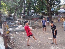 Tawa Riang Bocah-bocah Bermain Sepakbola di Tengah Lahan Kuburan