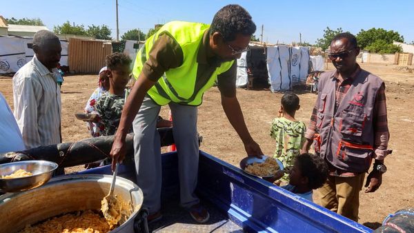 Kesibukan Relawan Siapkan Makanan untuk Pengungsi di Sudan