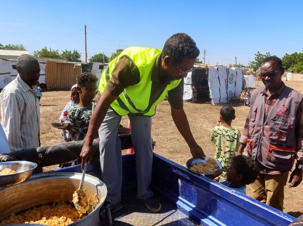 Kesibukan Relawan Siapkan Makanan untuk Pengungsi di Sudan