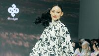 10 Koleksi Heaven Lights di JFW, Busana Modest Motif Bunga dan Monogram
