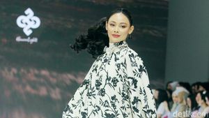 10 Koleksi Heaven Lights di JFW, Busana Modest Motif Bunga dan Monogram