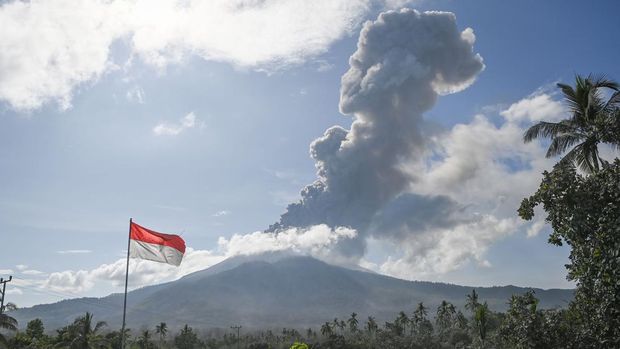 Wartawan merekam lontaran kolom erupsi dari kawah Gunung Lewotobi Laki-laki dari pos pemantauan Pusat Vulkanologi & Mitigasi Bencana Geologi (PVMBG) Badan Geologi Kementerian ESDM di Desa Pululera, Kabupaten Flores Timur, Nusa Tenggara Timur, Kamis (7/11/2024). Berdasarkan data yang tercatat oleh pos pemantauan setempat, kolom erupsi Gunung Lewotobi Laki-laki berjalan secara terus menerus sejak Kamis dini hari dengan kolom erupsi tertinggi 2.500 meter di atas puncak. ANTARA FOTO/Aditya Pradana Putra/tom.