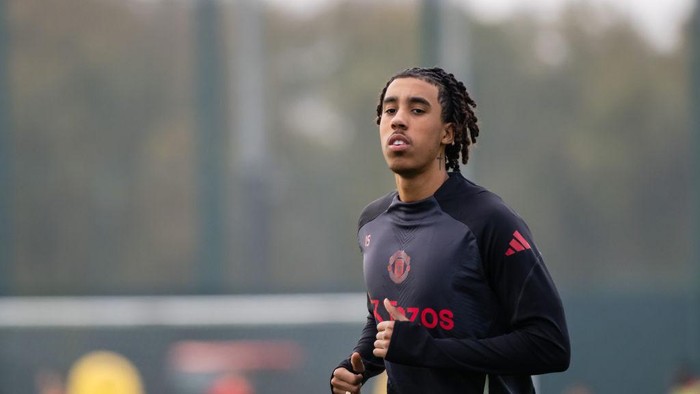 MANCHESTER, ENGLAND - NOVEMBER 06: Leny Yoro of Manchester United trains during the UEFA Europa League 2024/25 League Phase MD4 training and press conference at Carrington Training Ground on November 06, 2024 in Manchester, England. (Photo by Ash Donelon/Manchester United via Getty Images)