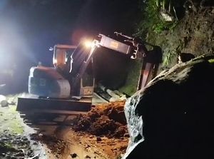 Tebing Longsor Tutupi Jalur Cianjur-Ciwidey