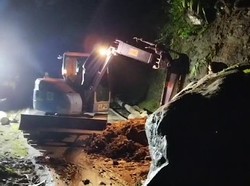 Tebing Longsor Tutupi Jalur Cianjur-Ciwidey