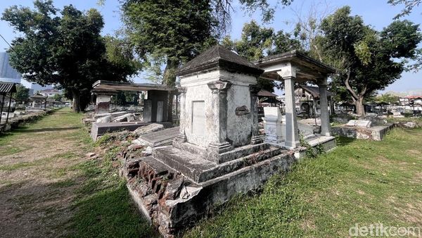 Menengok Makam Peneleh Surabaya