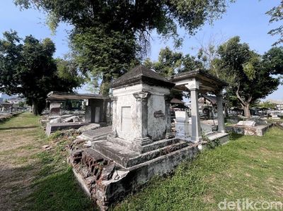 Menengok Makam Peneleh Surabaya
