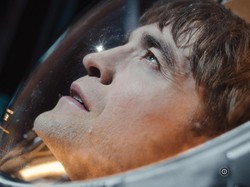 Film Kolaborasi Sutradara Parasite dan Robert Pattinson Mundur ke April 2025