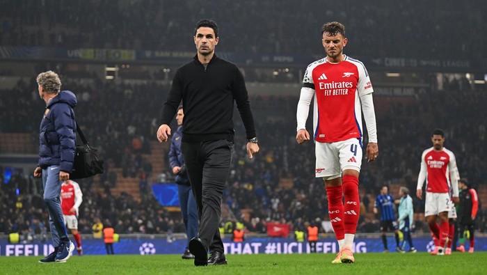 MILAN, ITALY - NOVEMBER 06: Mikel Arteta, Manager of Arsenal, and Ben White of Arsenal react at full-time following the teams defeat in the UEFA Champions League 2024/25 League Phase MD4 match between FC Internazionale Milano and Arsenal FC at Stadio San Siro on November 06, 2024 in Milan, Italy. (Photo by Michael Regan - UEFA/UEFA via Getty Images)