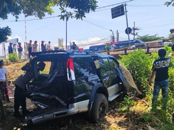Mobil Ford Tertabrak KA Tawang Alun di Pasuruan, Ini Kondisi 5 Penumpang