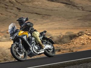 Potret Moge Petualang Baru Moto Guzzi yang Harganya Rp 850 Juta Potret Moge Petualang Baru Moto Guzzi yang Harganya Rp 850 Juta