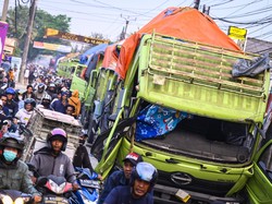 Video: Kondisi Terkini Belasan Truk yang Dirusak-Dibakar Warga di Tangerang