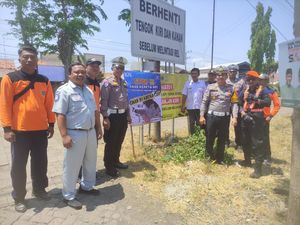 Imbauan Polisi saat Melintas di Perlintasan KA Liar Probolinggo Imbauan Polisi saat Melintas di Perlintasan KA Liar Probolinggo