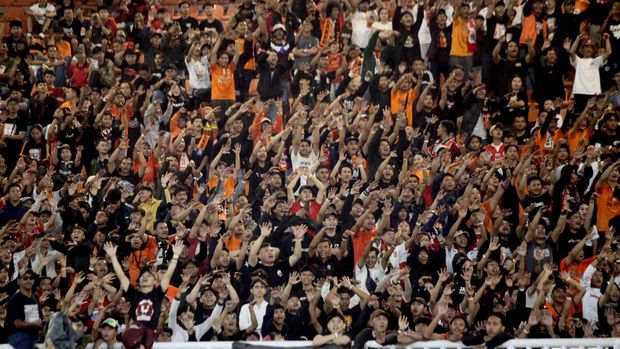 Suporter Persija Jakarta memberikan dukungan saat Persija Jakarta melawan Madura United  dalam lanjutan BRI Liga 1 di Stadion Pakansari, Kabupaten Bogor, Jawa Barat, Rabu (6/11/2024). Persija Jakarta menang dengan skor 4-1. ANTARA FOTO/Yulius Satria Wijaya/foc.