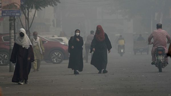 Polusi Tebal Bikin Engap Warga Pakistan