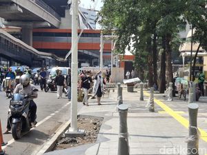 Pejalan Kaki Keluhkan Galian di Kuningan Jaksel: Bikin Jalanan Licin-Berdebu Pejalan Kaki Keluhkan Galian di Kuningan Jaksel: Bikin Jalanan Licin-Berdebu