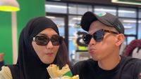 Pose Keren Rezky Aditya Saat Kulineran Bareng Citra Kirana