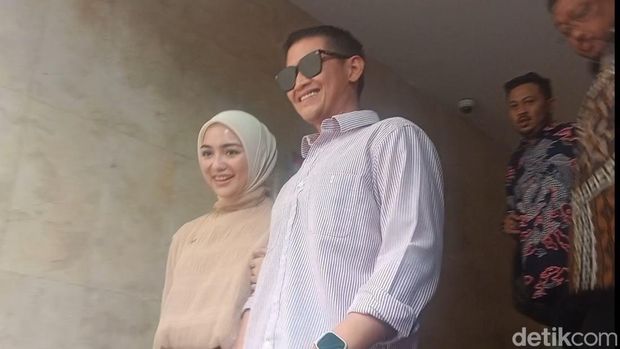 Rezky Aditya dan Citra Kirana di Polda Metro Jaya.