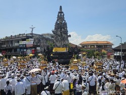 Ribuan Umat Iringi Tradisi Sakral Macepuk di Catus Pata Klungkung