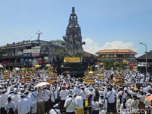 Ribuan Umat Iringi Tradisi Sakral Macepuk di Catus Pata Klungkung Ribuan Umat Iringi Tradisi Sakral Macepuk di Catus Pata Klungkung