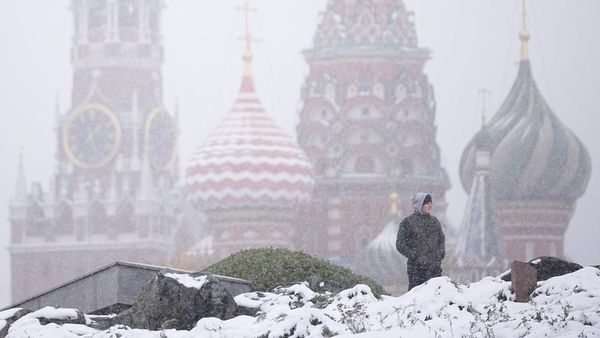 Salju Mulai Selimuti Kota Moskow