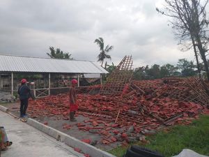 Hujan Angin Landa Sleman, Pohon Tumbang-Joglo Ambruk