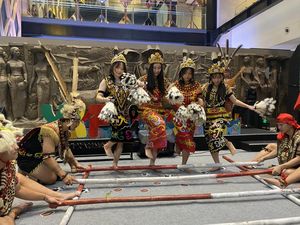 Belajar dari Suku Dayak Iban: Menjadi Manusia yang Menjaga & Merawat Bumi Belajar dari Suku Dayak Iban: Menjadi Manusia yang Menjaga & Merawat Bumi