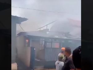 Video Pemuda Cirebon Bakar Rumah Ortu Gegara Tak Dibelikan Motor