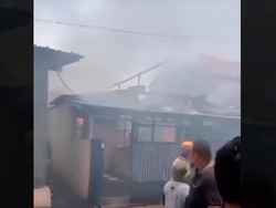 Video Pemuda Cirebon Bakar Rumah Ortu Gegara Tak Dibelikan Motor